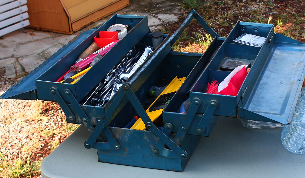 Caisse à outils avec petit outillage